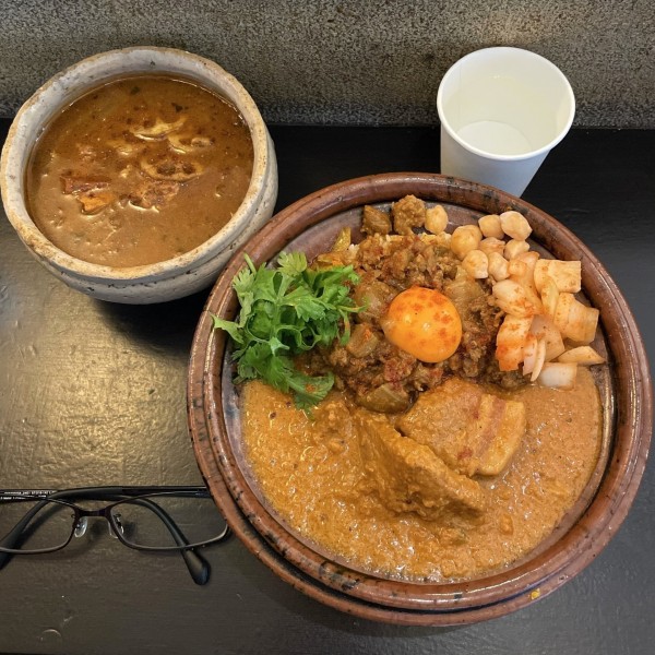 「チキン＆キーマ＆ポークビンダル（卵黄付き）100g」@スパイスポストの写真