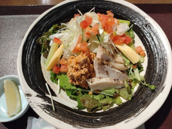 「（夏季限定）野菜たっぷり 冷やしまぜそば　１１００円」@酒蔵レストラン 宝 東京国際フォーラム店の写真