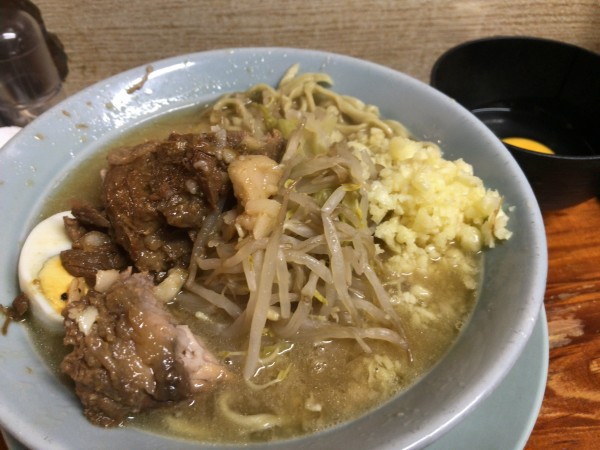 「ラーメン半分＋生たまご」@ラーメン富士丸 西新井大師店の写真