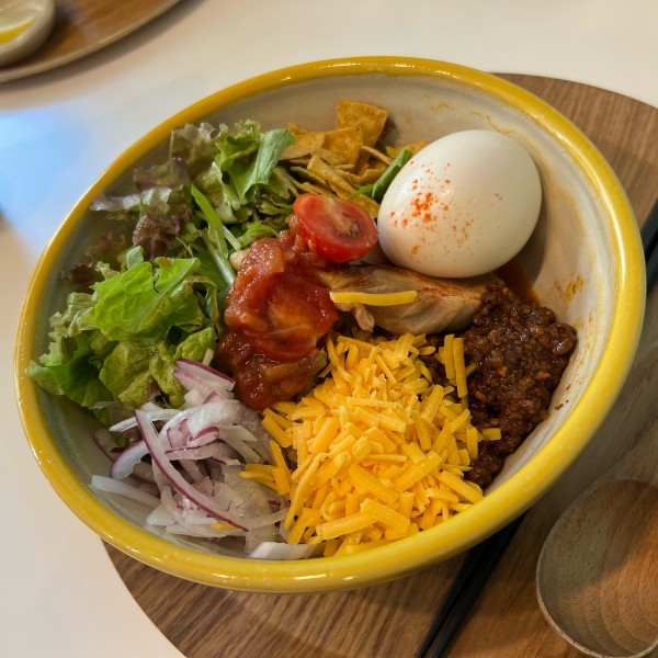 「スパイシーチリチーズ３辛＋味玉」@まぜそば モダンの写真