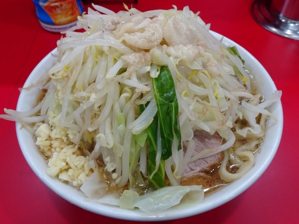「小ラーメン豚2枚（800円）ヤサイニンニクアブラ」@ラーメン二郎 生田駅前店の写真