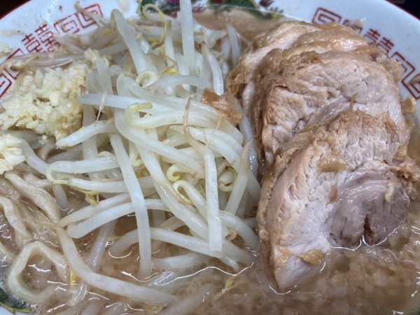 「小ぶた+ヤサイ少な目+ニンニク」@ラーメン二郎 横浜関内店の写真