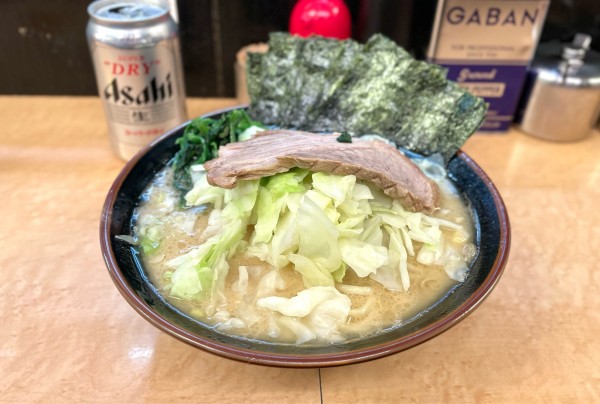 「ラーメン中盛り¥900、キャベツ¥100、海苔¥100」@光家の写真