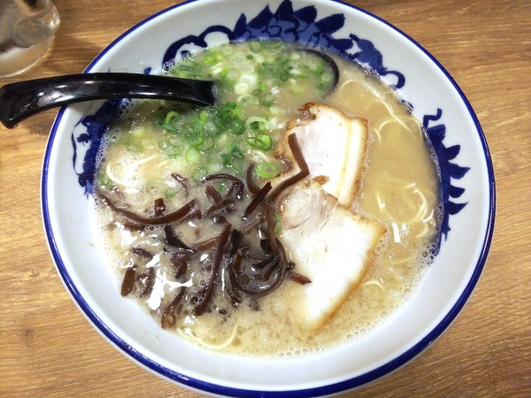 「糸島豚骨ラーメン　800円」@元祖 糸島ラーメン銅羅 空港店の写真