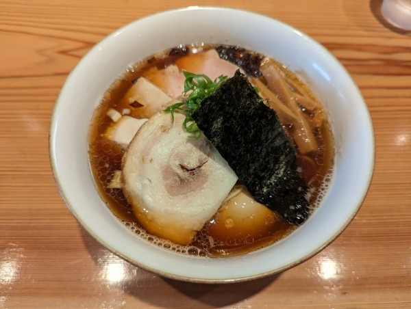 「特製醤油らあめん」@らぁめん鴇の写真