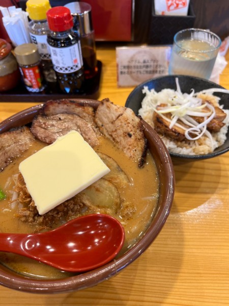「北海道チャーシュー麺(¥1210)+超バター(¥150)」@麺場 田所商店 府中若松町店の写真