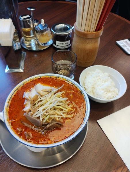 「辛味噌ネギチャーシューメン　税抜1220円」@中華そば赤寅の写真