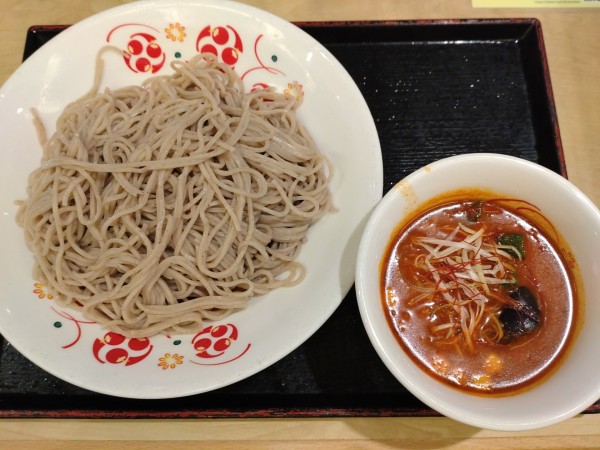 「（期間限定）麺２倍盛り 夏野菜の冷やしカレーそば　７８０円」@いろり庵きらく グランスタ丸の内店の写真