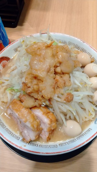 「小ブタ　野菜普通　アブラマシマシ　ウズラの卵　生卵」@豚山 中野店の写真