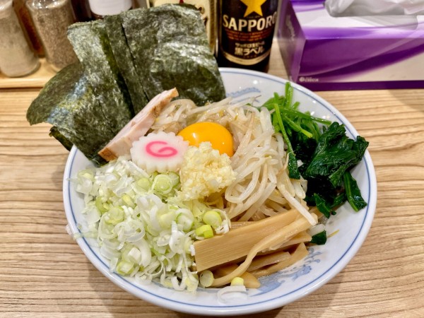 「サッポロ赤星＋黒生＋賄い焼豚皿→油そば 生卵もやし海苔青菜他」@らーめん 高尾の写真