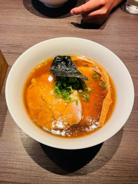 「醤油ラーメン」@支那そばや 本店の写真