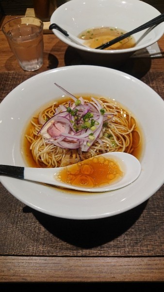 「鶏と水」@蜂と蝶の写真