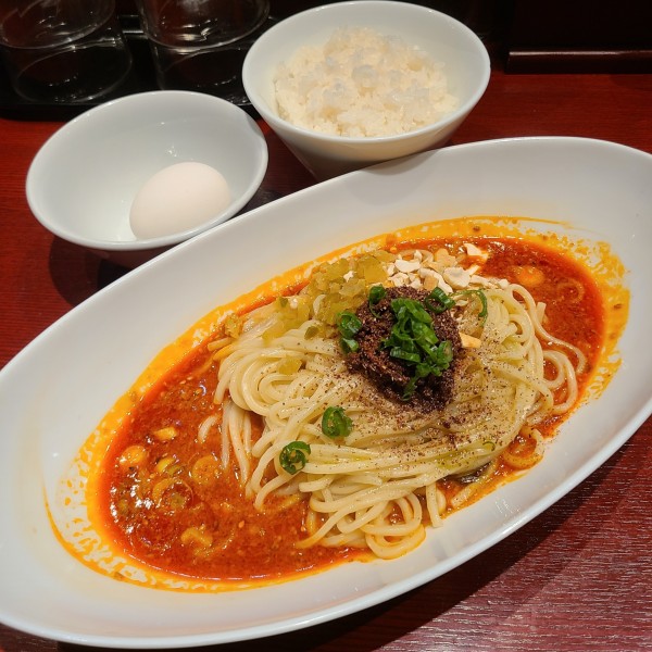 「汁なし正宗 温玉付き(中辛)¥1110+ごはん¥150」@成都正宗担々麺 つじ田 赤坂アークヒルズ店の写真