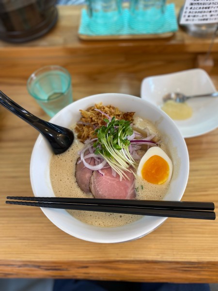 「鶏泡醤油大盛ニンニクトッピング」@鶏泡そば 草戸ベースの写真