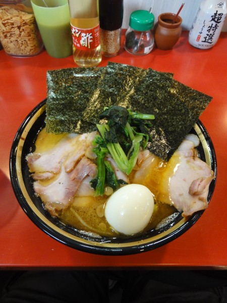 「中盛チャーシュー麺硬1110円 白玉10 円チャーシュー」@家系総本山 ラーメン吉村家の写真
