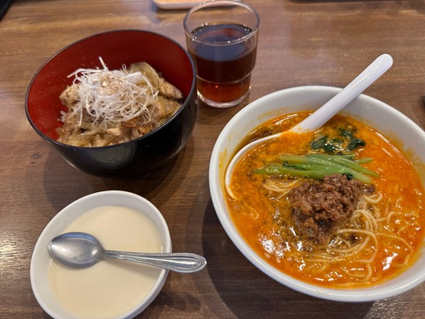 「日替り定食（豚バラ塩焼肉丼＋半担々麺）1,100円→750円」@陳麻家 高崎駅西口店の写真
