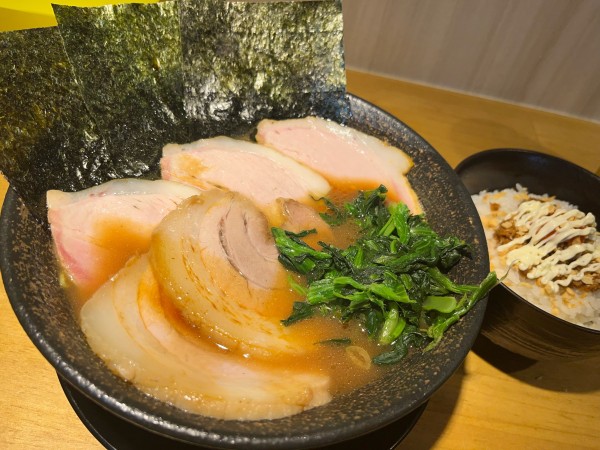 「チャーシューメン+バラチャーシュー 半ライス ¥1,340」@麺家 燻の写真