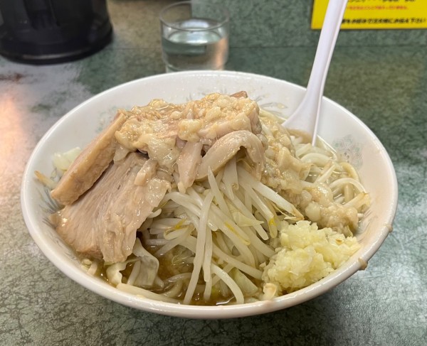 「豚入りラーメン麺少なめニンニクアブラ」@ラーメン二郎 新宿小滝橋通り店の写真