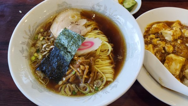 「ラーメンと半マーボー丼ランチ 780円」@再光軒 足立入谷店の写真