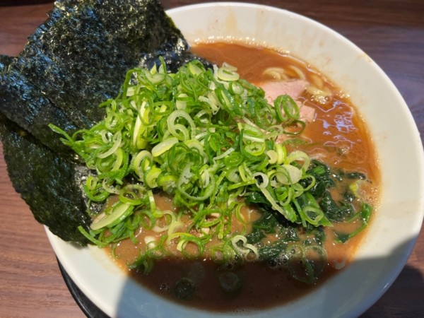 「ラーメン850円＋京都産青ネギ150円」@横浜家系らーめん 輝道家 水道橋駅前店の写真