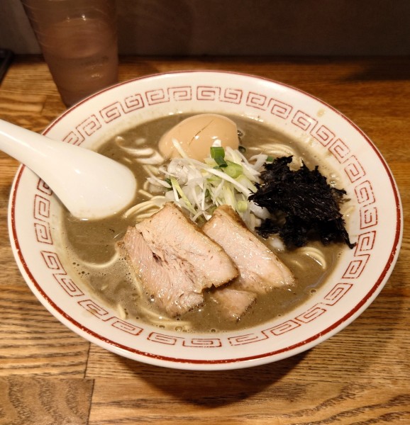 「極濃厚煮干しそば+味玉(麺少なめ、1000円)」@煮干中華そば専門 煮干丸の写真