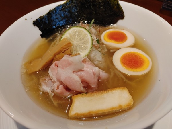 「塩　冷やし煮干らぁめん1100円」@酒肴場 屯の写真