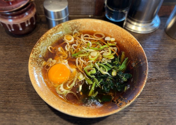 「かけそば(340円)+たまご(60円)+ほうれん草(100円」@三松 青砥店の写真