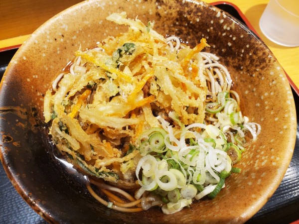 「かき揚げそば５００円」@えきめんや 上大岡京急店の写真