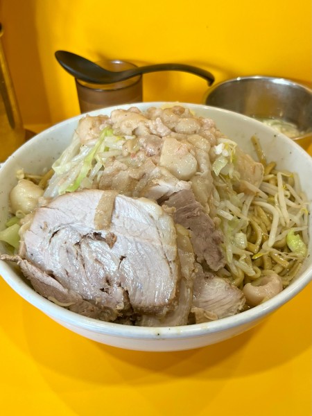 「大ドクロ 麺増し650g たまねぎたまご」@ラーメン二郎 八王子野猿街道店2の写真