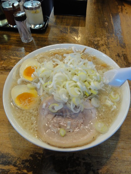 「しょうゆらーめん900円脂多」@こってりらーめん 誉の写真