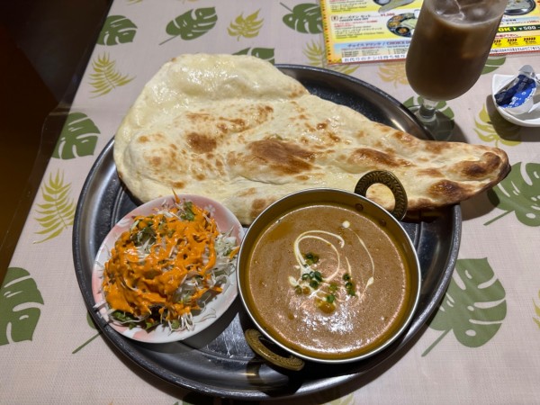 「ディナーサービスセット（ナン・チキンカレー・2辛）1050円」@ナンカレーハウスの写真