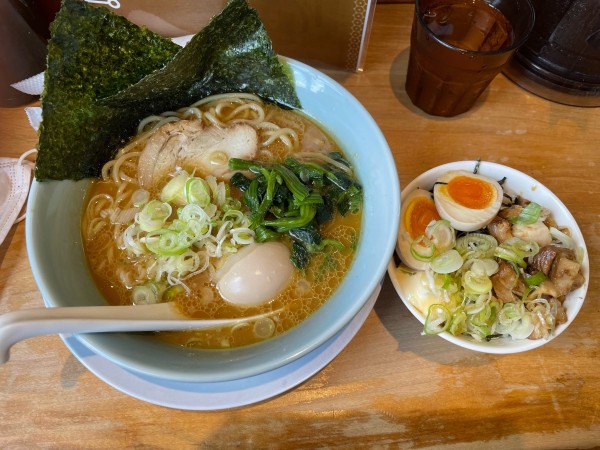 「豚骨しょうゆラーメン➕豚マヨご飯」@アヒル家の写真