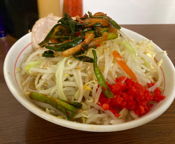 「小ラーメン＋ニラキムチ＋ベニ」@ラーメン二郎 横浜関内店の写真