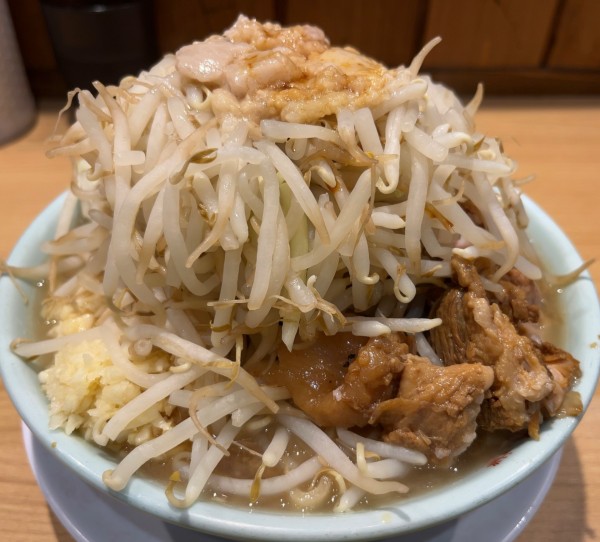 「中ラーメン　全マシ」@豚と脂。の写真