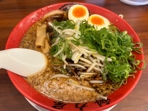「京都漆黒醤油味玉ラーメン1001円」@ラーメン魁力屋 国分寺並木町店の写真