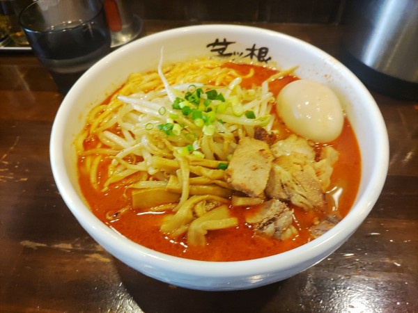 「辛味噌ラーメン　大　味玉トッピング」@麺屋 茅根の写真