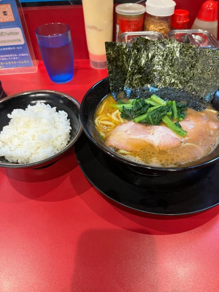 「ラーメン並➕ライス」@家系ラーメン たつ家の写真