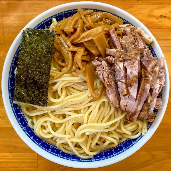 「冷やし油そば ニンニク油（中盛）¥1,000」@自家製中華そば としおかの写真