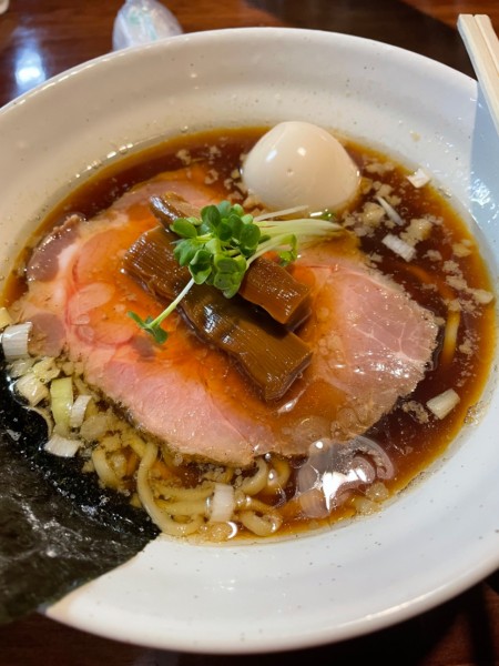 「味玉醤油ラーメン辛味付き」@ラーメンつけ麺 奔放の写真