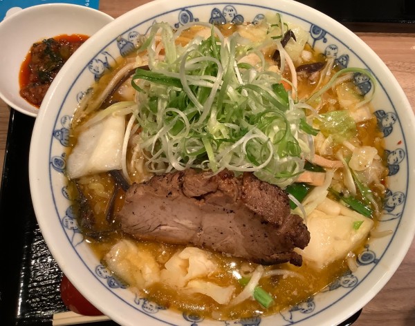 「味噌ラーメン＋ニラ豆板＋チャーシュー」@けやき 新千歳空港店の写真