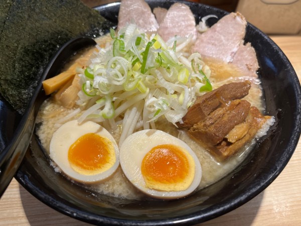 「特製醤油豚骨ラーメン」@背油とんこつらーめん 雷門の写真