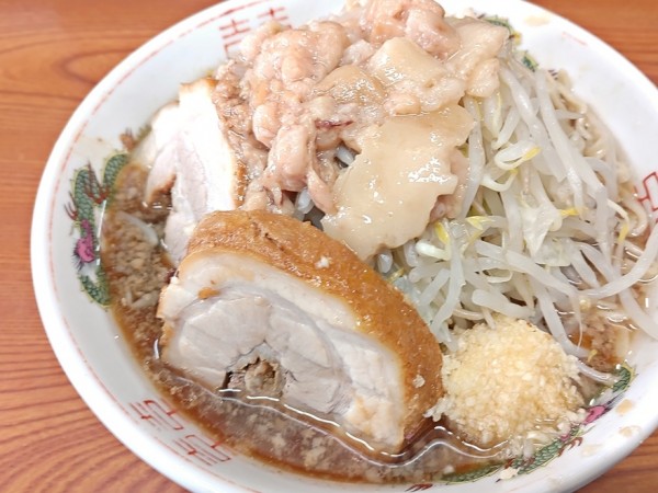 「ラーメン（麺半分ニンニクヤサイアブラ）」@ラーメン二郎 亀戸店の写真