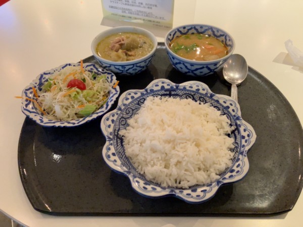 「タイカレーセット 990円」@メナムのほとり 神保町テラススクエア店の写真