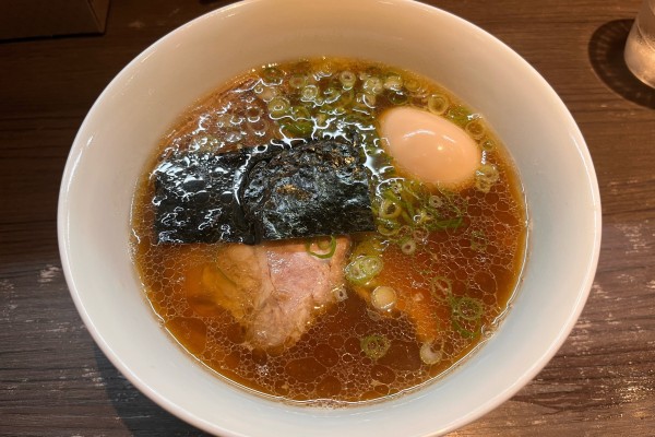 「醤油チャーシュー麺+名古屋コーチン味付玉子」@支那そばや 本店の写真