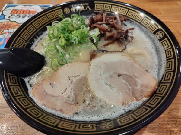 「豚骨ラーメン　※豚骨醤油味※㋗で５００円　＋アブラ増し：無料」@博多鉄八 元町店の写真