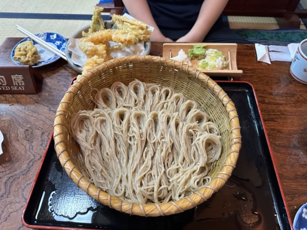 「そば五合(二人前)1,540円+天ぷら盛り合わせ990円」@蕎麦処 つゆ下 梅の花の写真