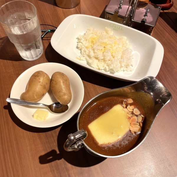 「ビーフカレー（辛口） チーズ乗せトッピング（アーモンド添え）」@ガヴィアルの写真