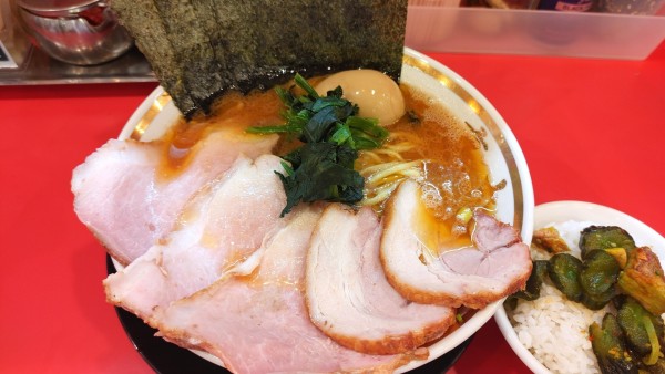 「裏チャーシューメン(中)・ライス食べ放題(硬め多め)」@家系ラーメン 裏大輝家 青物横丁店の写真