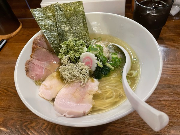 「特製塩らーめん」@川崎の淡麗系夜鳴き中華そばの写真