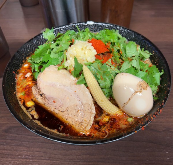 「蠍味玉ラーメン中盛 辛さ増し増し痺れ増し増しもやし増し パクチー」@Japanese soba Noodles 蠍の写真